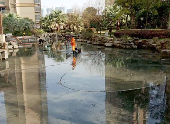 都江堰景观池淤泥清理