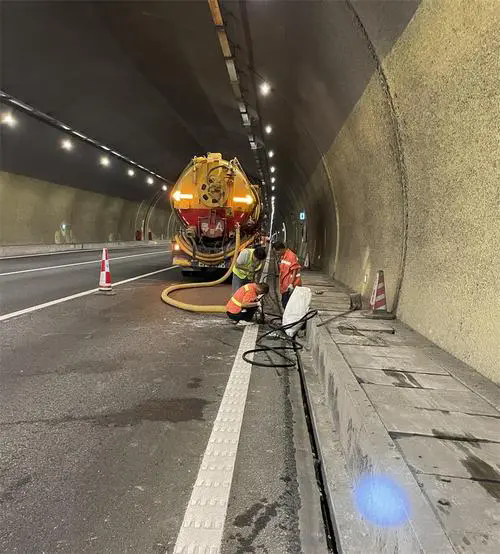 都江堰隧道排水渠清淤